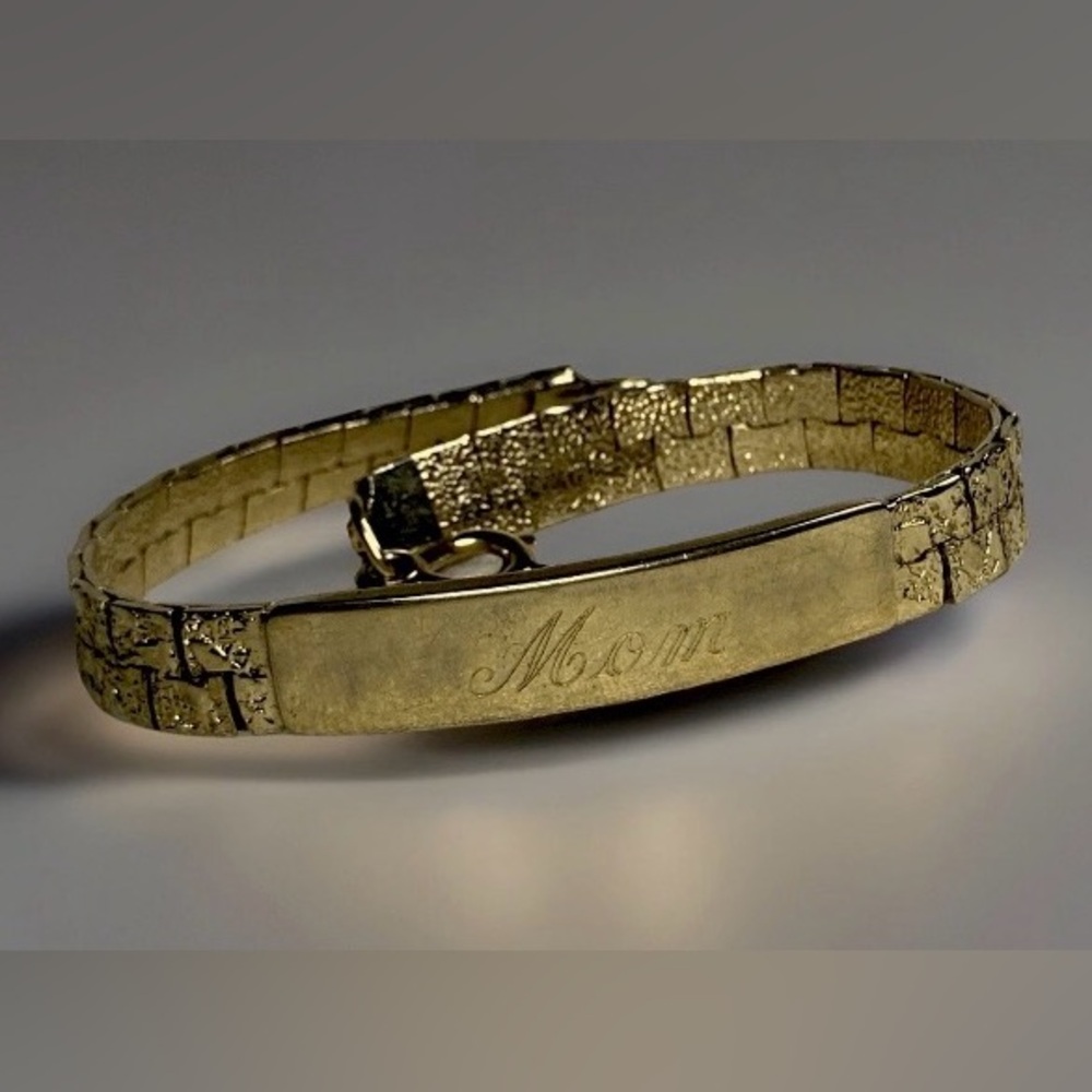 Speidel USA Gold Tone Bracelet “MOM” Front “WHALEN BUNCH” Back